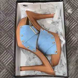 Fashioned platform heels, wood like material